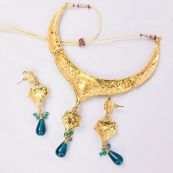 Ornate costume jewelry necklace earring set with emerald crystals and beads - Picture 2 of 7